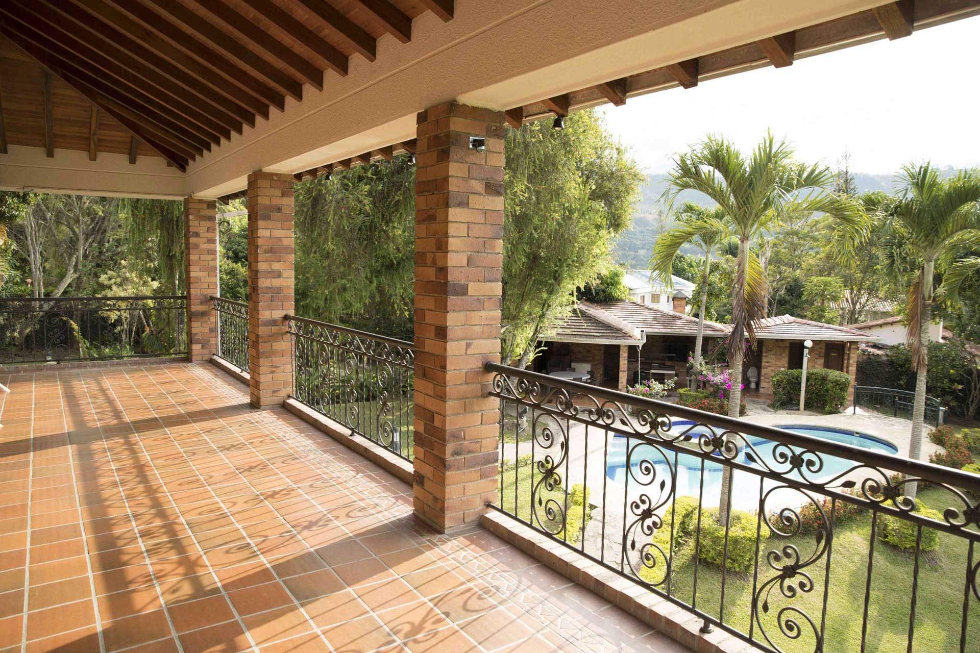 Balcón con vista a la piscina y los jardines