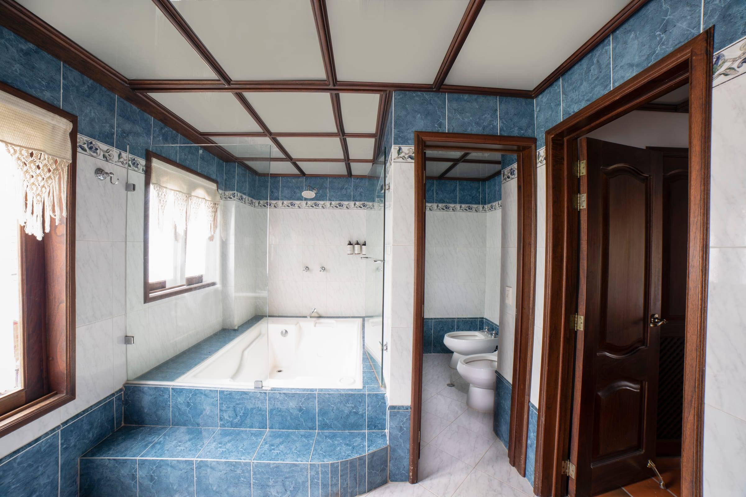Baño con tina de hidromasaje