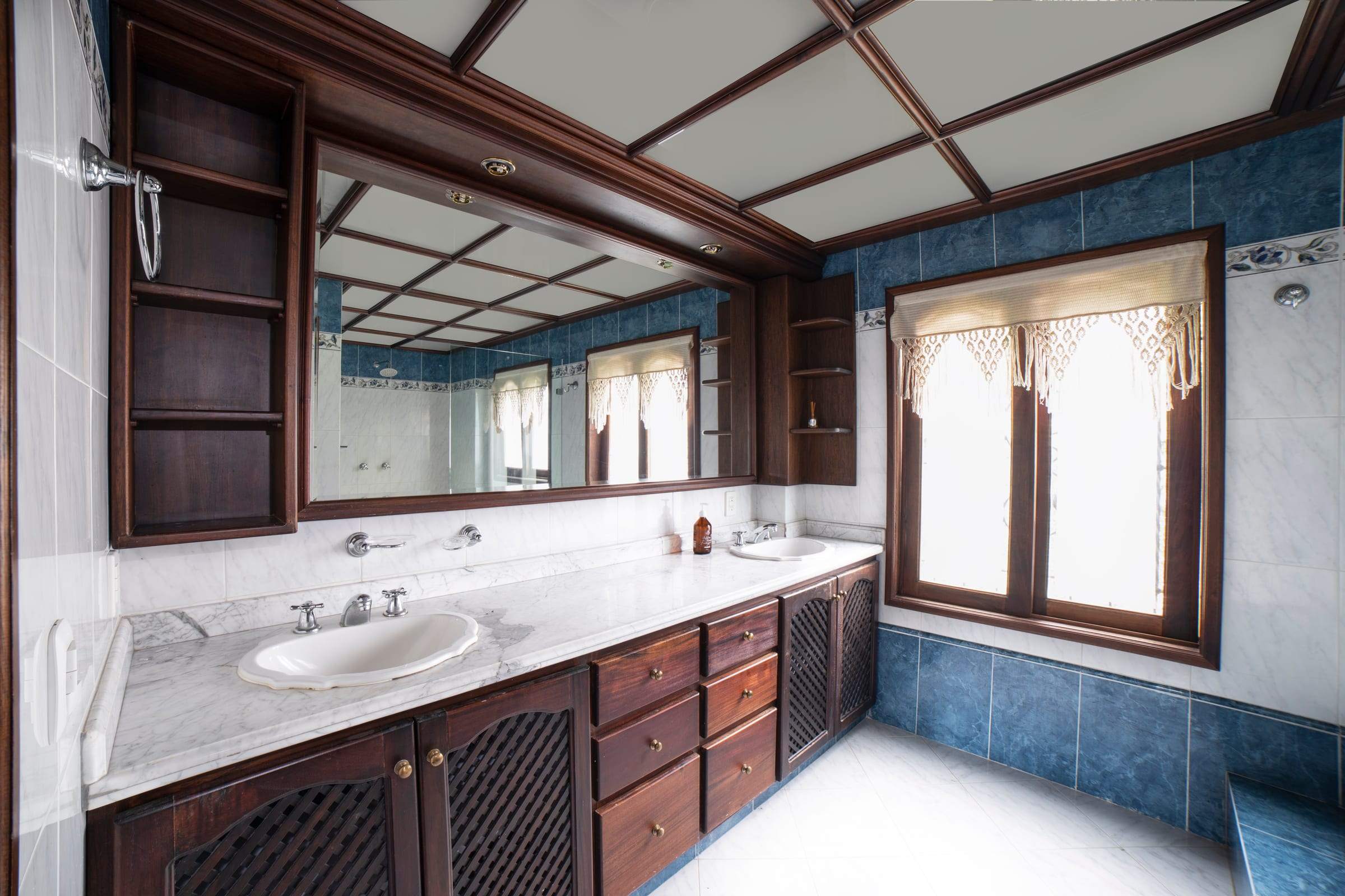 Baño principal con dos lavamanos