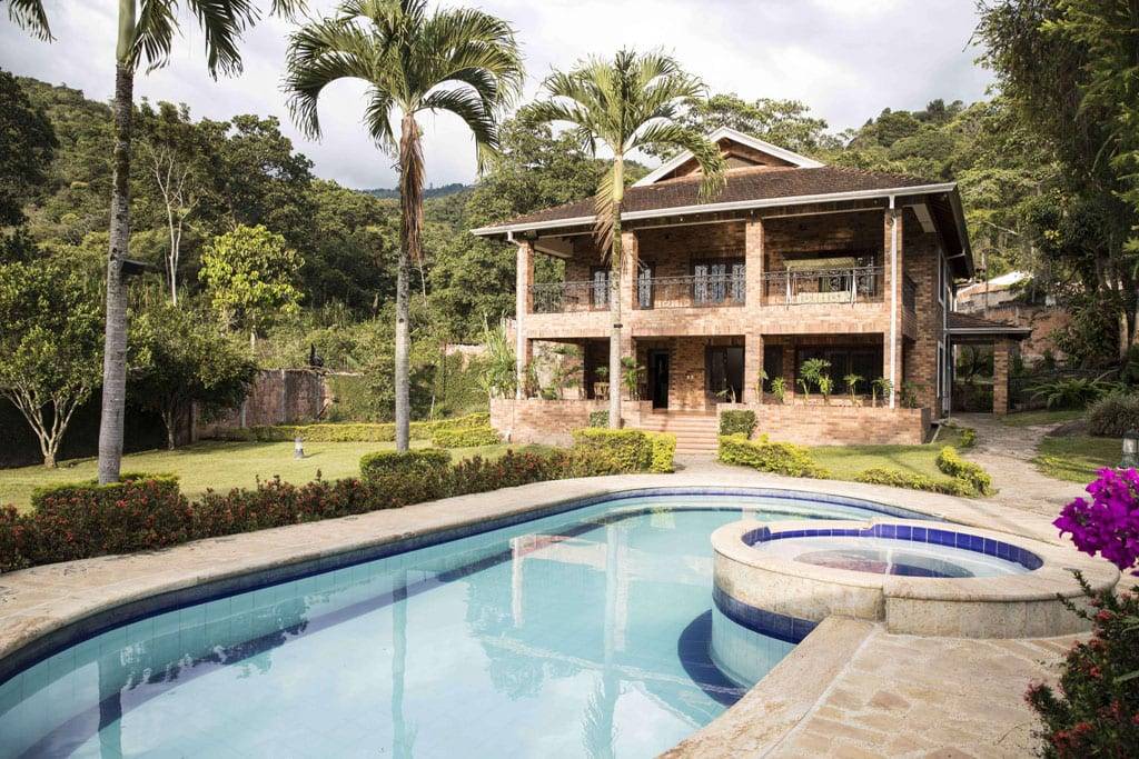 La casa vista desde la piscina