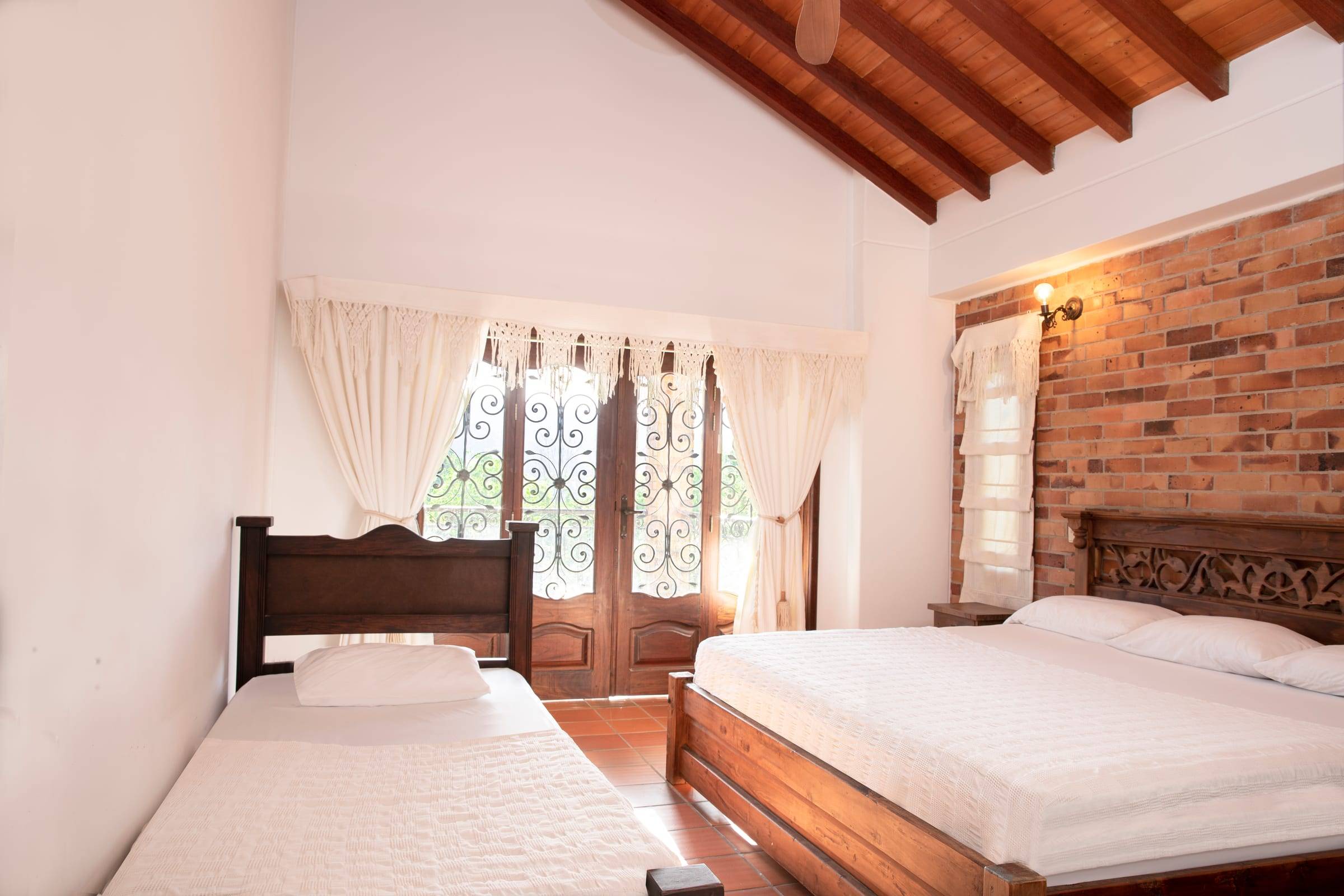 Habitación principal con cama queen y cama sencilla