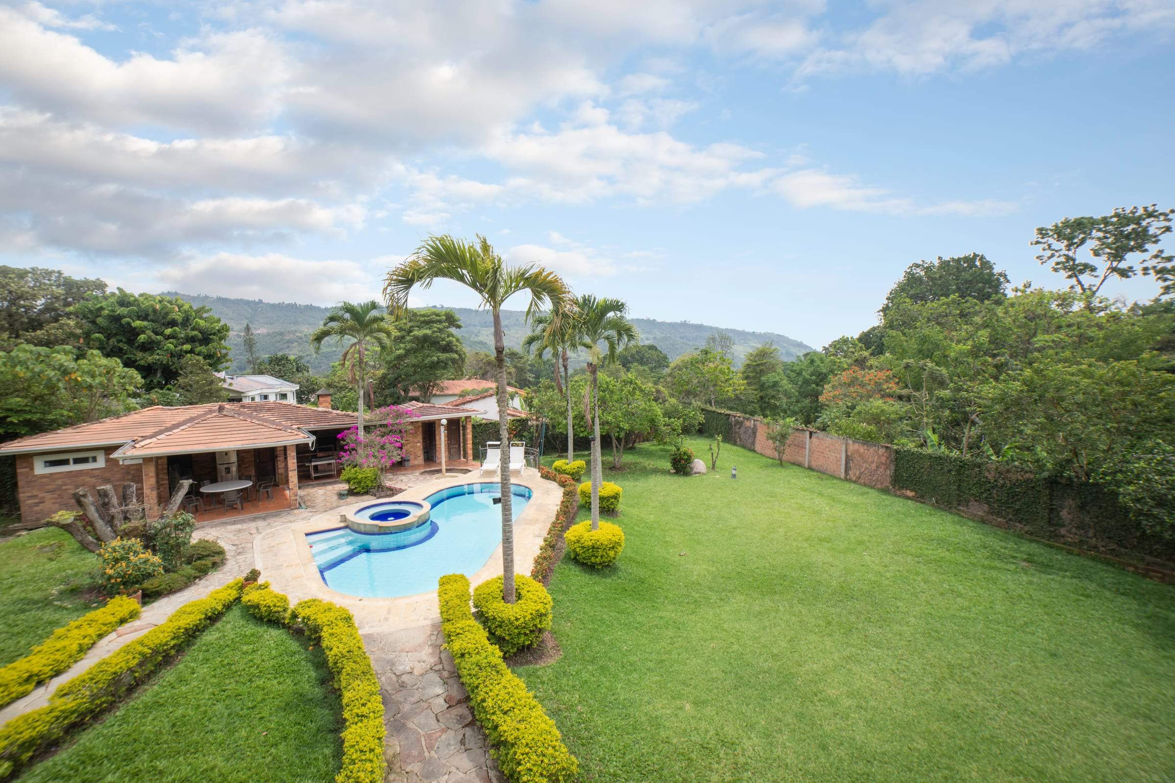 Piscina con jacuzzi, jardines y montañas en Casa Agua