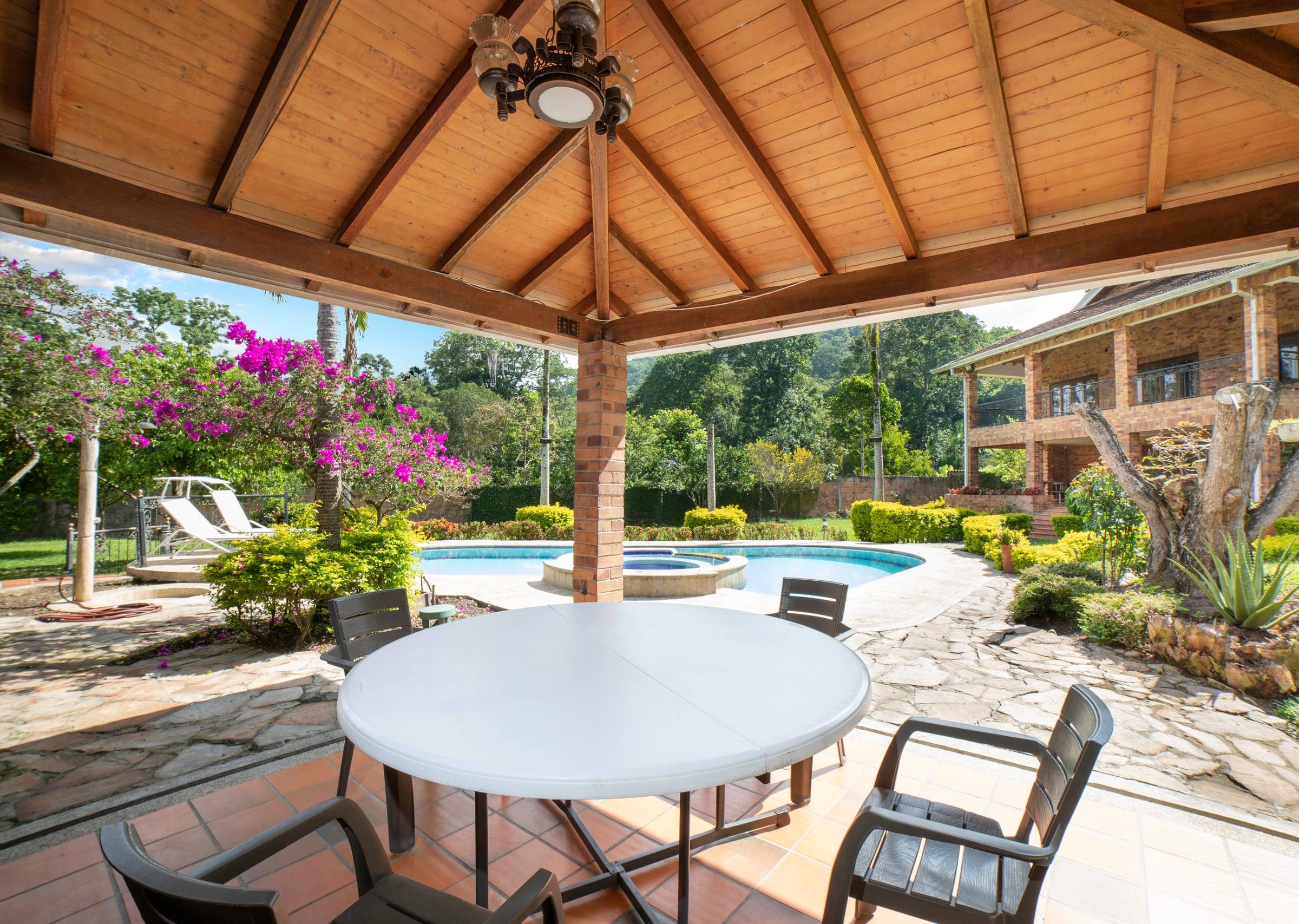Quiosco con comedor exterior junto a la piscina
