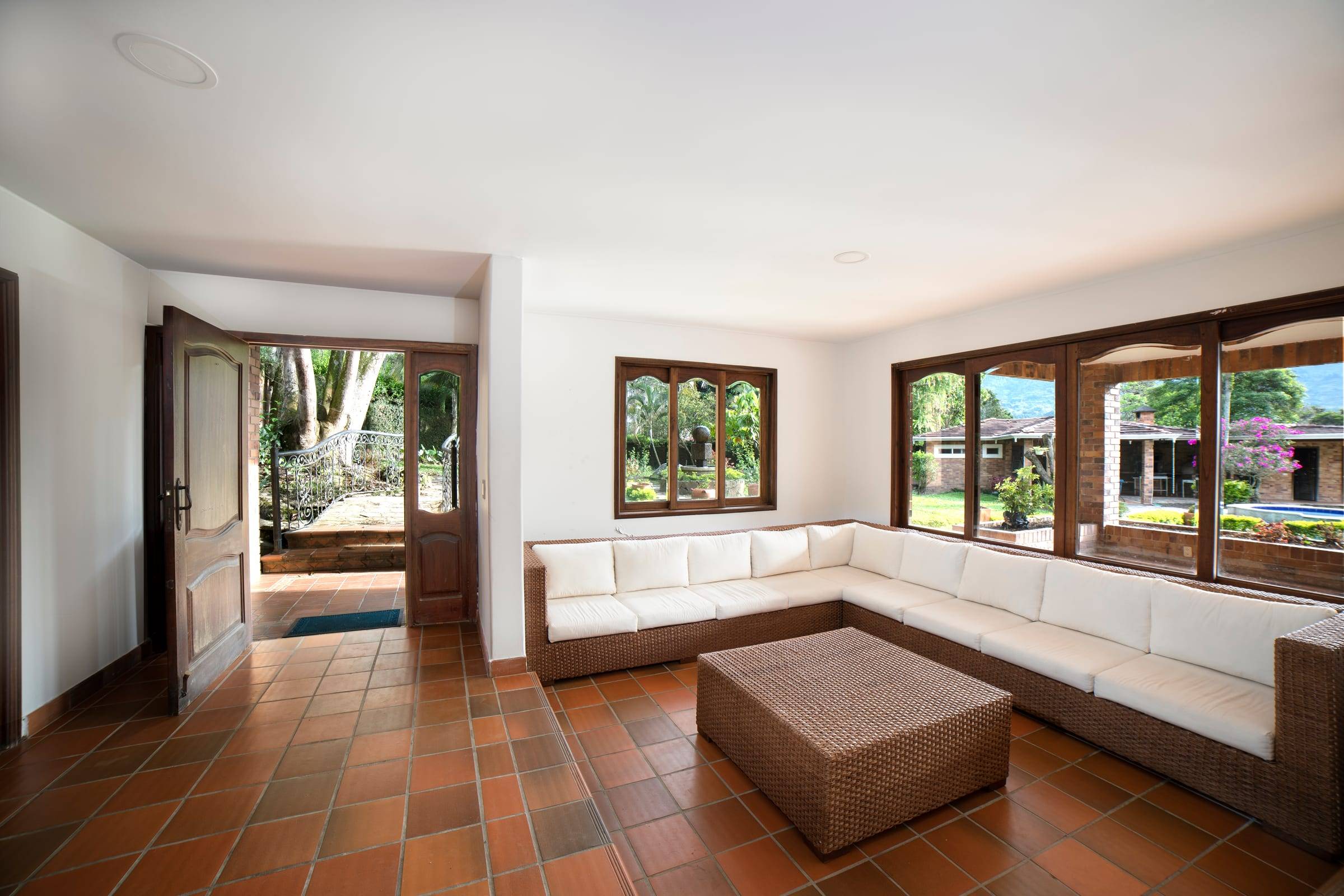 Sala principal con vista al jardín